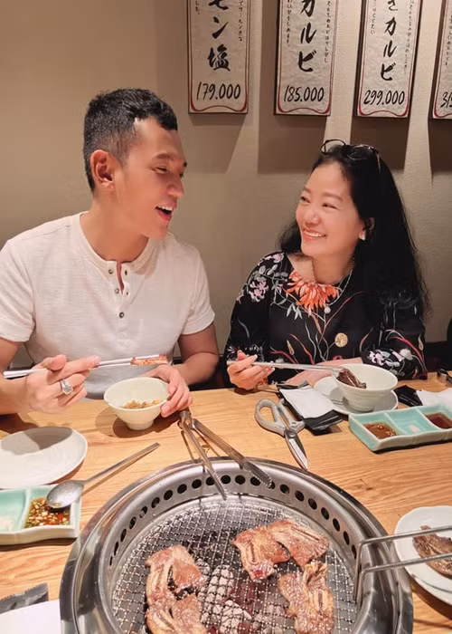 Lý Bình nhắn nhủ mẹ ruột: “Chúc mừng ngày của mẹ. Một ngày thật ấm cúng. Chúc mẹ luôn tươi trẻ, luôn vui vẻ và hạnh phúc cùng các con nhé”.