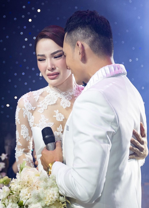 Trước phát ngôn gây ra những ý kiến trái chiều, bà xã của Lý Bình lên tiếng: “Đúng là không ai nói trước được điều gì, dĩ nhiên trong cuộc sống vợ chồng không thể không có những sóng gió, thử thách, nhưng hạnh phúc là sự vun đắp, cảm thông và sẻ chia. Mới sáng hôm qua từ Long Hải về TP HCM, 2 đứa còn ngồi nói chuyện với nhau để lắng nghe nhau, để không ai làm tổn thương ai dù là việc nhỏ nhất. Không ai sinh ra là hoàn hảo, nhưng chúng ta sẽ vì nhau mà khắc phục những khuyết điểm của nhau mỗi ngày, anh Lý Bình nha”.