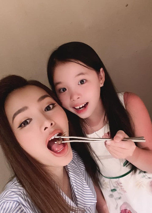 Phương Trinh Jolie liên tục khoe con gái riêng Mia sau khi cô nhóc công khai xuất hiện tại đám cưới.