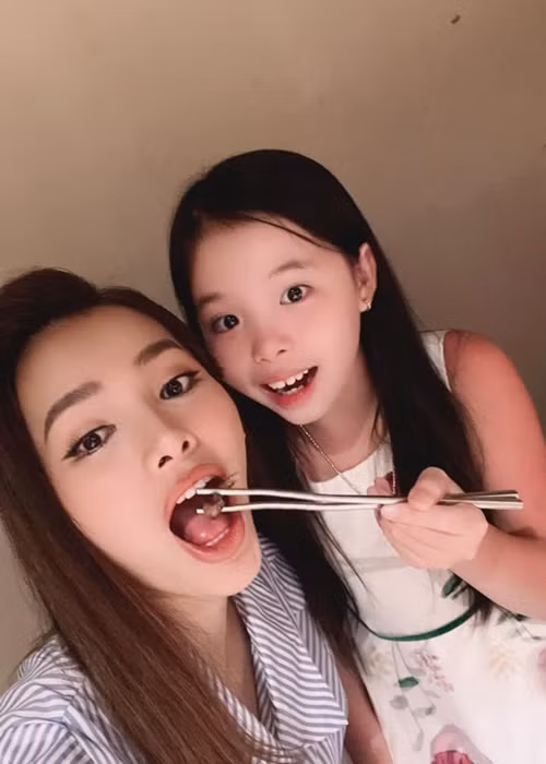 Phương Trinh Jolie liên tục khoe con gái riêng Mia sau khi cô nhóc công khai xuất hiện tại đám cưới.