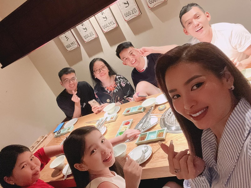 Bé Mia mới đây gửi lời chúc mẹ ngày 8/5 hạnh phúc, kiếm được nhiều tiền và có em bé sớm. Phương Trinh Jolie đáp lại lời con: "Ôi yêu quá con mẹ, hôm nay nhắn tin chúc mẹ nữa. Nhớ con gái quá. Mới qua nội 1 đêm mà mẹ thấy nhớ con xỉu luôn rồi nè".