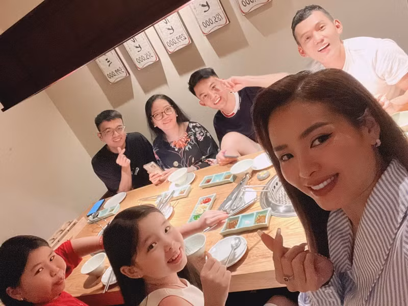 Bé Mia mới đây gửi lời chúc mẹ ngày 8/5 hạnh phúc, kiếm được nhiều tiền và có em bé sớm. Phương Trinh Jolie đáp lại lời con: "Ôi yêu quá con mẹ, hôm nay nhắn tin chúc mẹ nữa. Nhớ con gái quá. Mới qua nội 1 đêm mà mẹ thấy nhớ con xỉu luôn rồi nè".