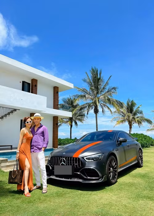 Ít ngày trước, trong một bài phỏng vấn, Phương Trinh Jolie chia sẻ: “Dù tận thế, Lý Bình vẫn yêu tôi”. Nhiều người cho rằng còn quá sớm để cô tuyên bố bất cứ điều gì về hôn nhân, bạn đời.