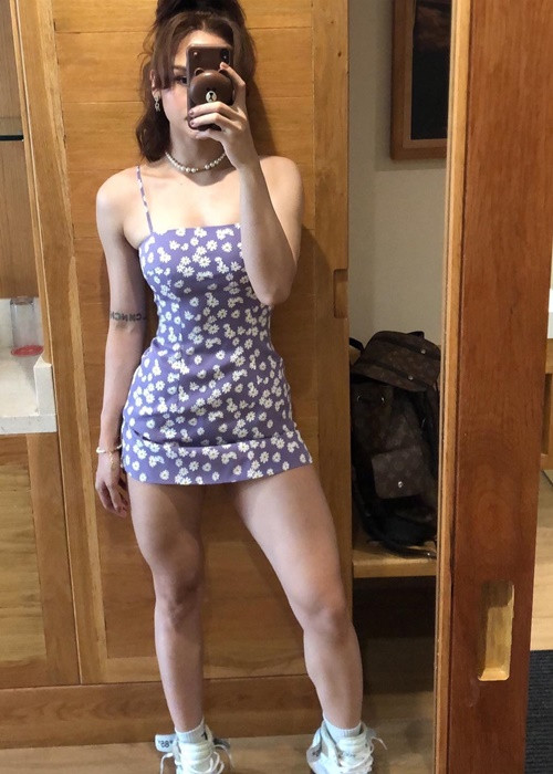 Miu Lê lại chuộng váy ngắn ôm sát để khoe hình thể săn chắc.