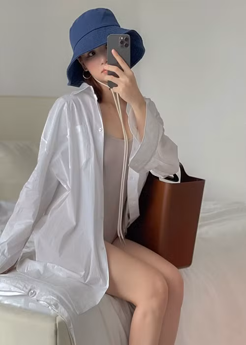 Nữ ca sĩ vẫn sở hữu hình thể thon gọn với đôi chân nuột nà.