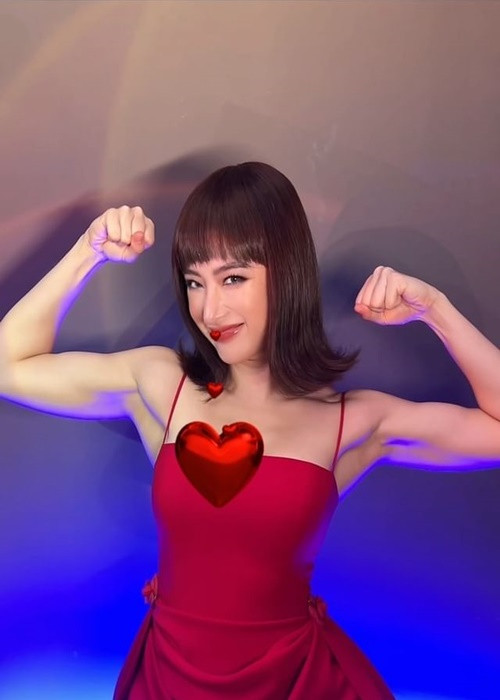 Một số khán giả cho rằng thân hình cơ bắp cuồn cuộn làm mất đi vẻ nữ tính của Angela Phương Trinh.