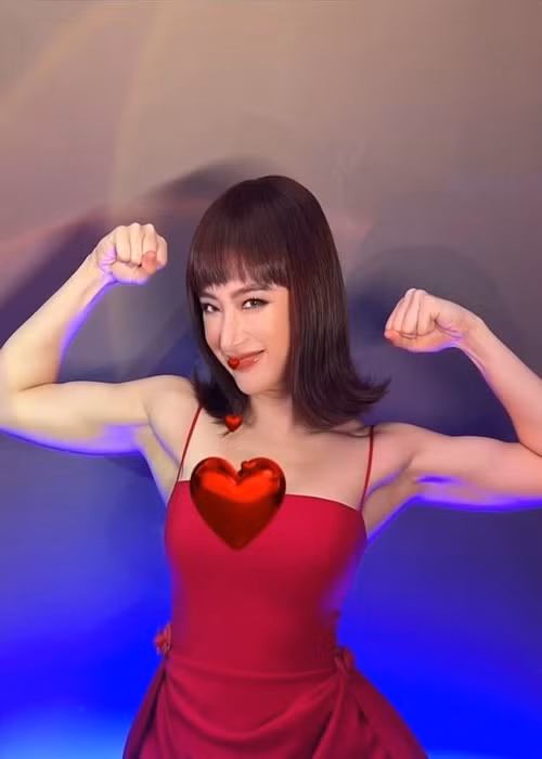 Một số khán giả cho rằng thân hình cơ bắp cuồn cuộn làm mất đi vẻ nữ tính của Angela Phương Trinh.