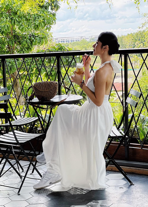 "Bà mẹ nhí" còn chuộng váy cổ yếm.