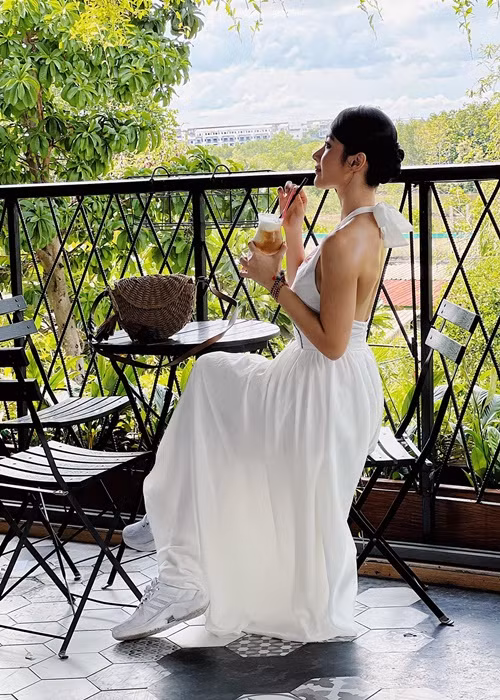 "Bà mẹ nhí" còn chuộng váy cổ yếm.