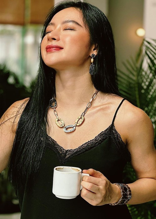 Angela Phương Trinh chăm diện váy áo gợi cảm, điệu đà ngoài trang phục thể thao.