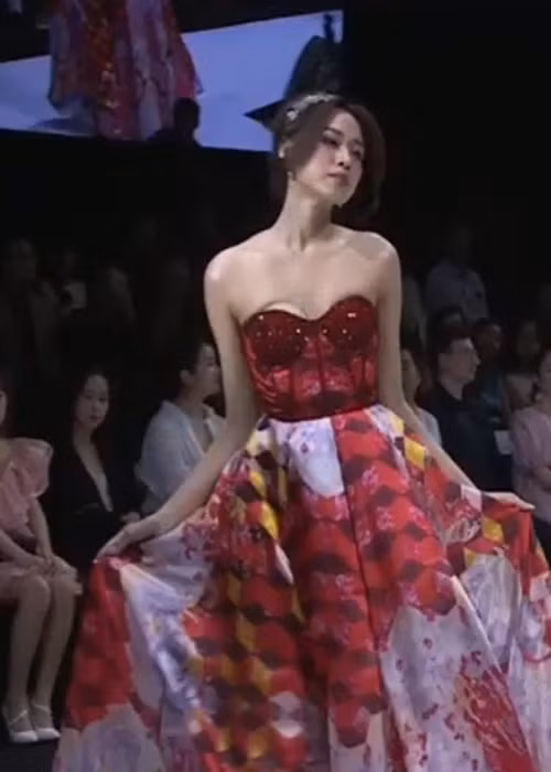 Không may, Đỗ Thị Hà bị tuột váy, hở miếng dán ngực. Ảnh: Gia đình xã hội