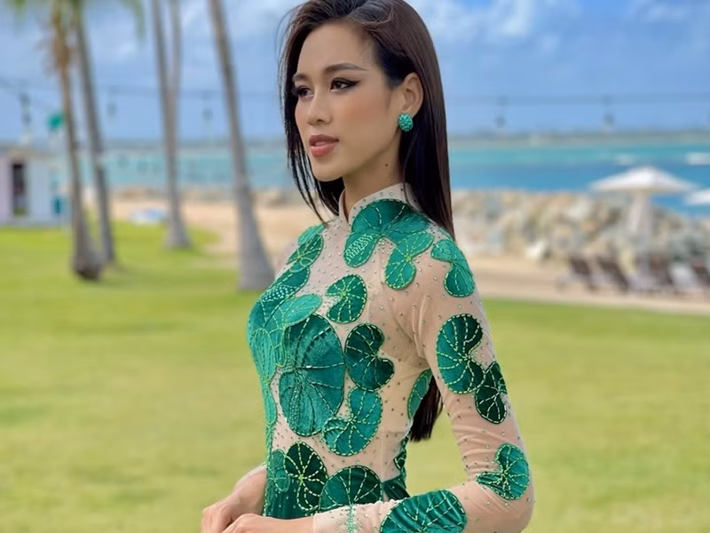 Ở cuộc thi Miss World 2021 - Hoa hậu Thế giới 2021, Đỗ Thị Hà bị chê lựa chọn nội y thiếu tinh tế khi mặc áo dài. Ảnh: Lao động