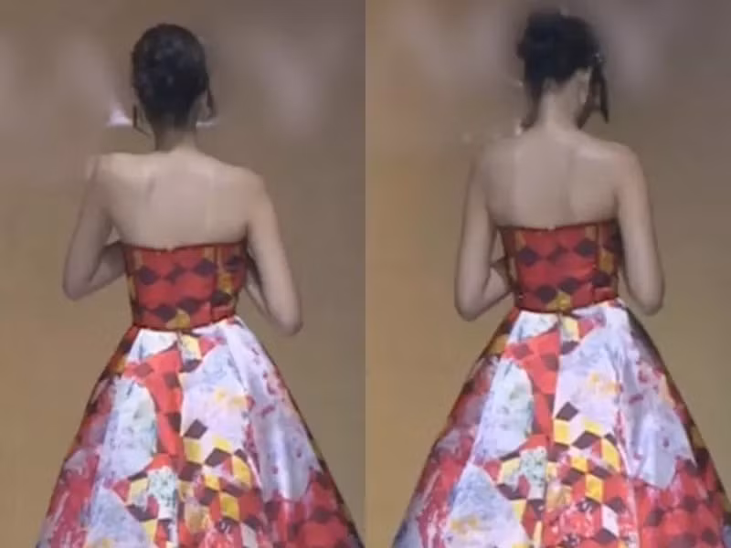 Khi sắp bước vào trong cánh gà, nàng hoa hậu cố gắng chỉnh sửa lại chiếc váy. Ảnh: Dân Việt