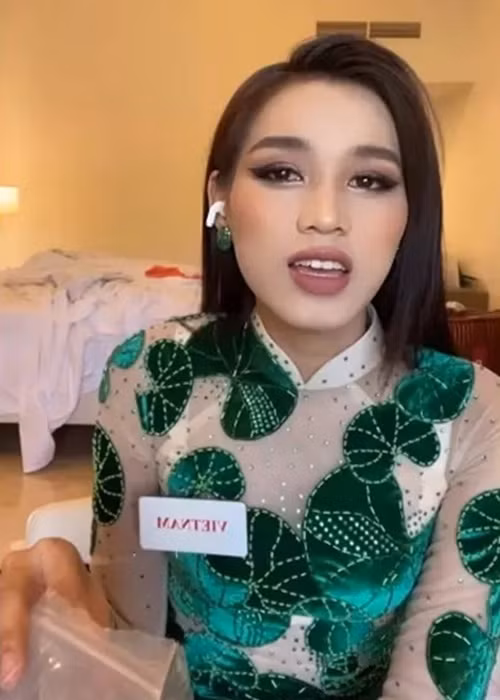 Phần dây áo nội y của Đỗ Thị Hà lộ rõ khiến người đẹp mất điểm. Ảnh: VTC