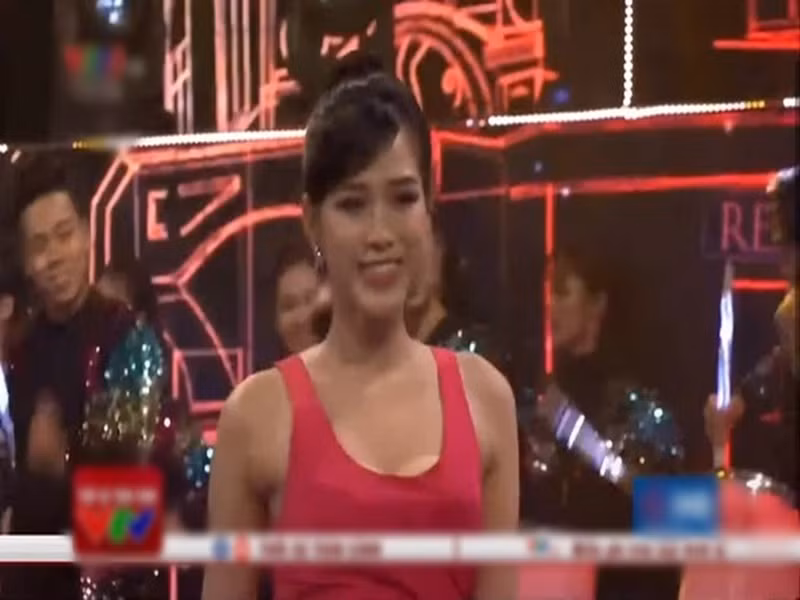 Cô lộ miếng dán ngực khi mặc chiếc váy hai dây bản to. Ảnh: Vietnamnet