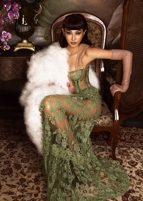 Việc kết hợp những chất liệu lụa, họa tiết ren và phụ kiện áo lông đã giúp Thùy Tiên truyền tải sự sang trọng vừa cổ điển vừa hiện đại.