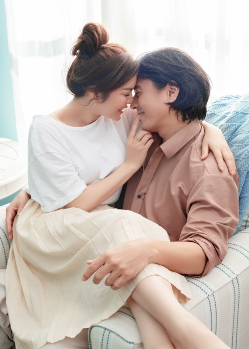 Dù là ngoài màn ảnh song cả hai phối hợp vô cùng ăn ý như đôi tình nhân thật sự.