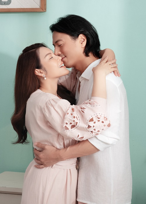 Lý Nhã Kỳ nói: "Tôi thích mẫu người đàn ông chững chạc, điềm đạm nhìn vẻ mặt phong trần một chút nhưng đẹp trai và ấm áp. Anh Han rất giỏi, như một người anh - người bạn - tri kỷ dìu dắt tôi trong vai diễn. Còn xao nhãng thì không vì tôi đang là diễn viên, cũng không phải tuổi đôi mươi nữa, mình phải đặt tính chuyên nghiệp lên hàng đầu. Còn mắc cỡ thì có, ví như trong những cảnh hôn hay thân mật quá mức chẳng hạn".