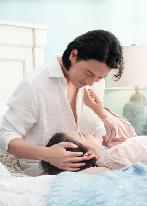 “Kẻ thứ ba” xoay quanh chuyện của vợ chồng họa sĩ Quang Kha (Han Jae Suk) và bác sĩ Thiên Di (Lý Nhã Kỳ). Một tai nạn khiến Thiên Di đột ngột qua đời, Quang Kha trải qua cú sốc lớn, tìm mọi cách để gặp lại vợ. Anh phát hiện có thể liên lạc với một nhân vật sống ở quá khứ qua chiếc laptop mua được. Anh quyết định đề nghị người đó giúp ngăn chặn vụ tai nạn cướp đi vợ anh.