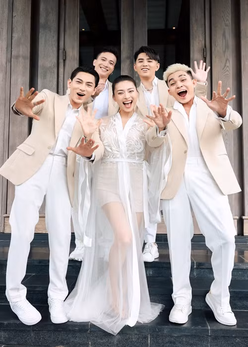 Ngô Thanh Vân chụp ảnh kỷ niệm cùng nhóm 365 gồm các ca sĩ: Jun Phạm, Will, Isaac và S.T. Ảnh: FBNV