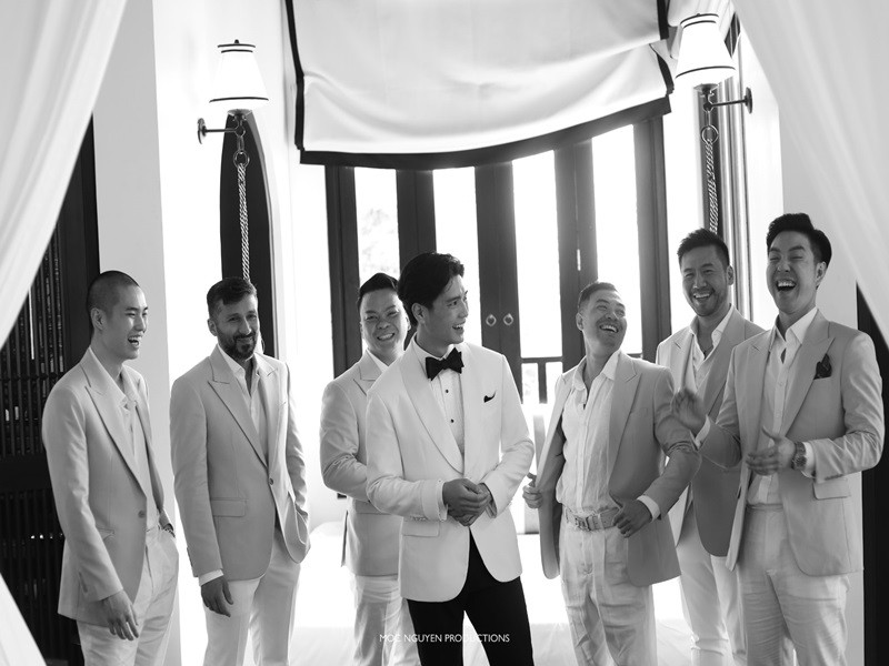 Chú rể điển trai, lịch lãm bên bạn bè, người thân. Ảnh: FBNV