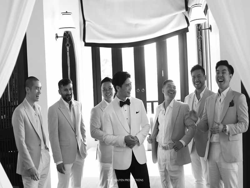 Chú rể điển trai, lịch lãm bên bạn bè, người thân. Ảnh: FBNV