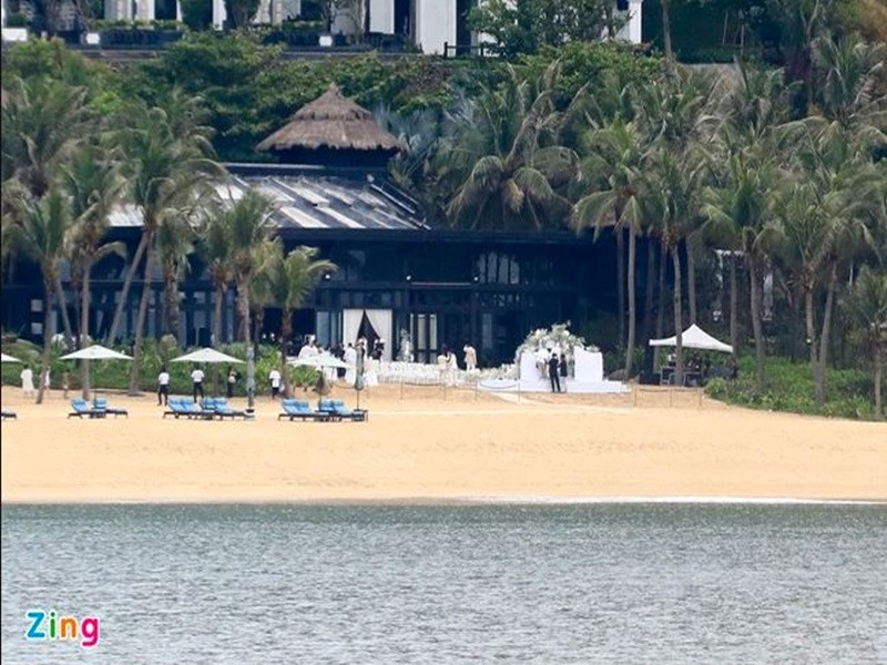 Theo Zing, trước khi lễ cưới diễn ra một tiếng, trời mưa nặng hạt. Tuy nhiên, sau 30 phút, mưa tạnh, trời bắt đầu hửng nắng. Ảnh: Zing