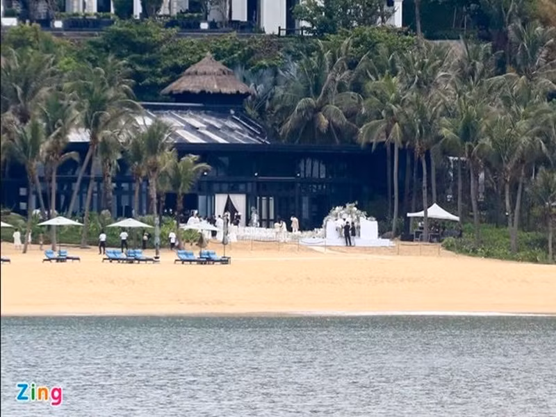 Theo Zing, trước khi lễ cưới diễn ra một tiếng, trời mưa nặng hạt. Tuy nhiên, sau 30 phút, mưa tạnh, trời bắt đầu hửng nắng. Ảnh: Zing