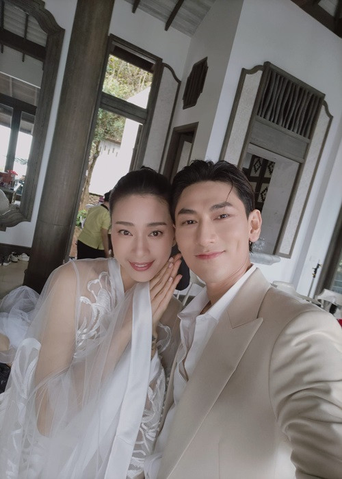 Các thành viên nhóm 365 khoe ảnh bên Ngô Thanh Vân trước giờ G. Ảnh: FBNV