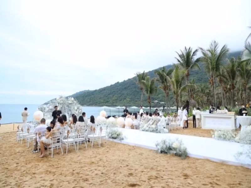 Không gian hôn lễ ngập tràn hoa tươi. Các khách mời đã "an vị" chuẩn bị chứng kiến giây phút trọng đại của Ngô Thanh Vân. Ảnh: VTC