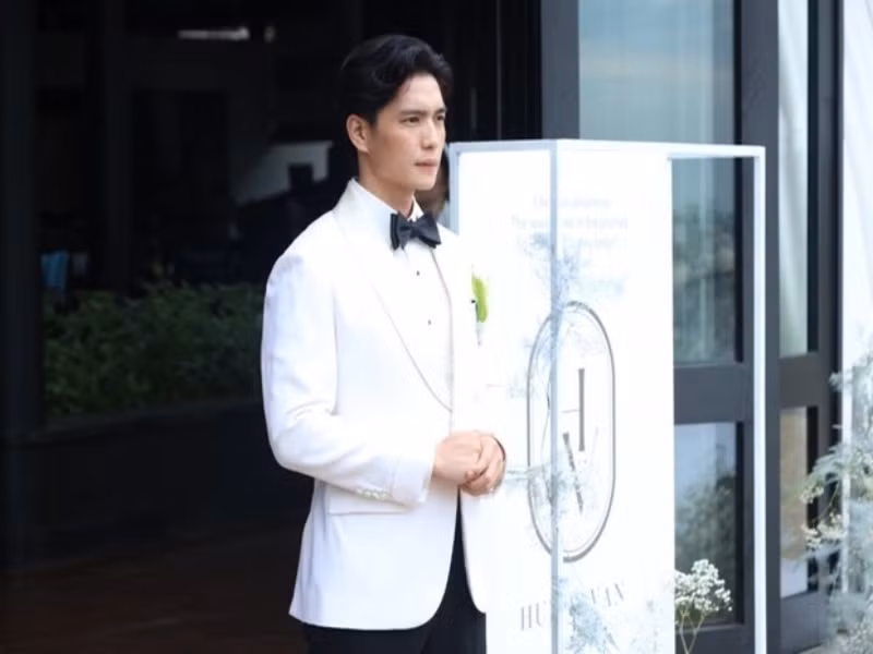 Huy Trần chờ đợi Ngô Thanh Vân xuất hiện. Nàng đả nữ chia sẻ, Huy Trần không biết cô sẽ chọn chiếc váy cưới nào. Ảnh: VTC