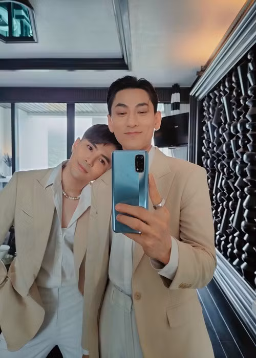 Nhóm 365 mặc vest may riêng do Ngô Thanh Vân chuẩn bị. Ảnh: FBNV