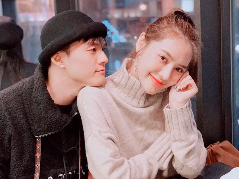 Sau khi tái hợp, cặp đôi mặn nồng như ngày mới yêu.