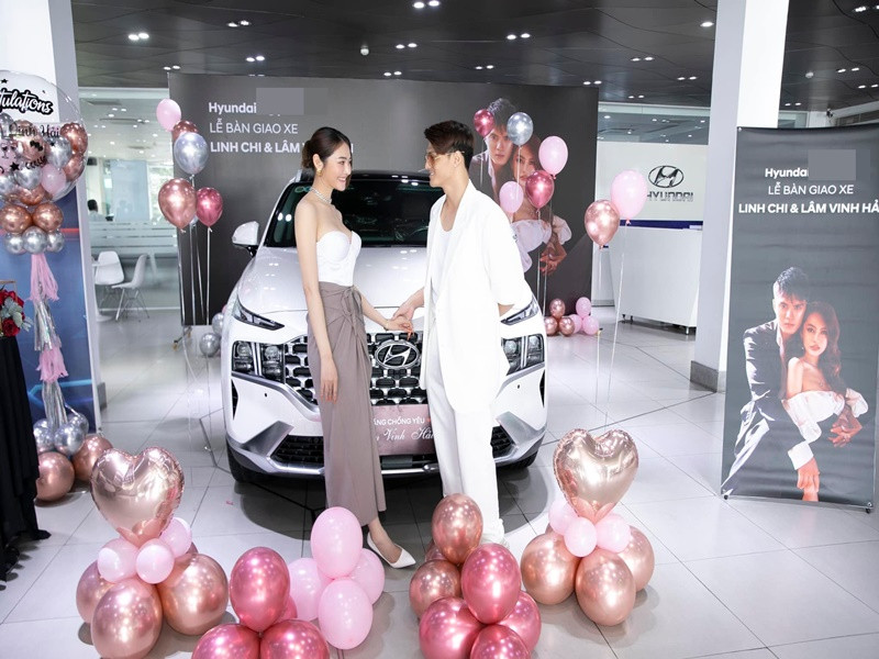 Lâm Vinh Hải - Linh Chi tình tứ trong buổi nhận xe.