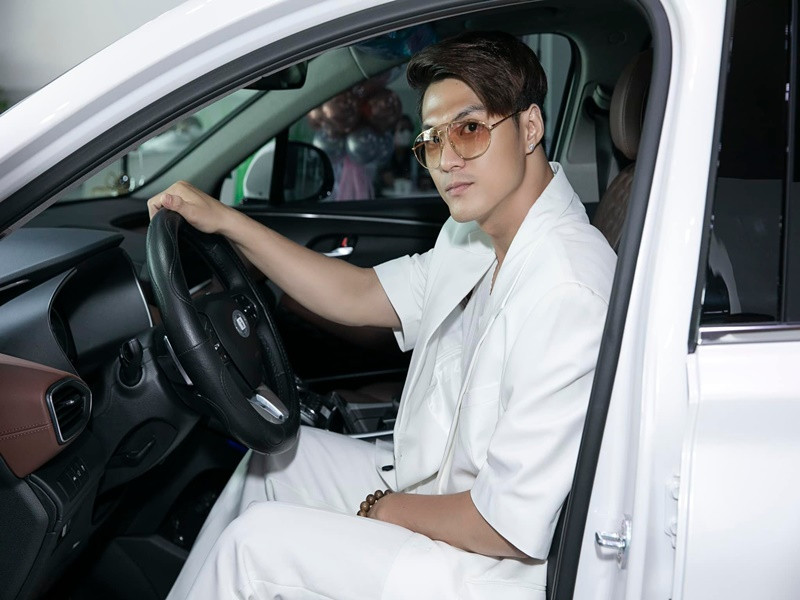 Nam vũ công thử lái chiếc xe mới.