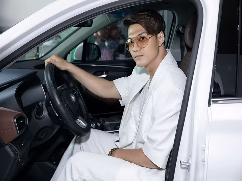 Nam vũ công thử lái chiếc xe mới.