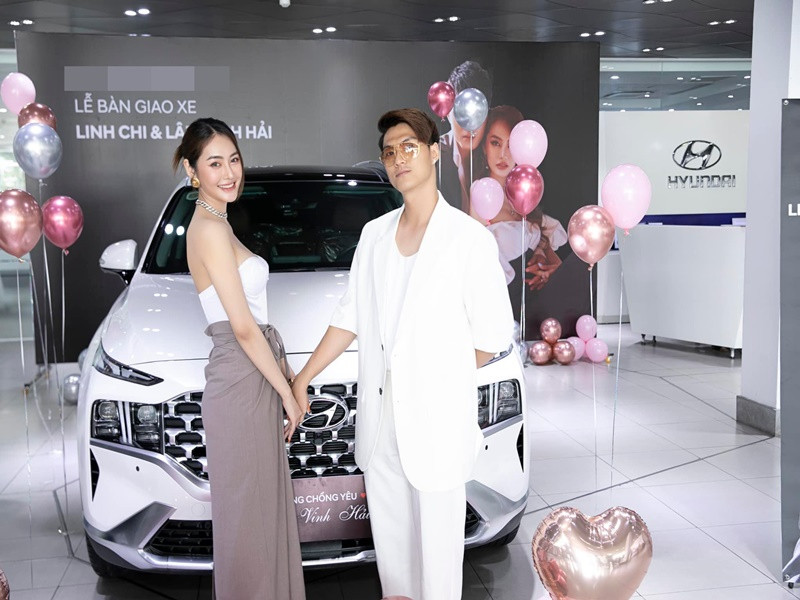 Linh Chi nhắn lời ngọt ngào đến Lâm Vinh Hải: "Mẹ biết ba là một người sống đơn giản không thích se sua. Nhưng để tiện cho việc ba đi quay, đi làm xa nên mẹ mua tặng ba chiếc xe đơn giản nhé. Đối với mẹ, ba xứng đáng được nhiều hơn thế này. Ba và mẹ đã cùng nhau trải qua nhiều khó khăn, vất vả, cùng nhau mọi lúc, mọi nơi, cùng nhau giải quyết nhiều biến cố. Và dù thế nào đi nữa, quan trọng nhất là hiện tại ba và mẹ vẫn cùng nhau. Từ giờ ba và mẹ sẽ cùng nhau hưởng thụ cuộc sống. Không văn vẻ, không hoa mỹ, chỉ mong ba của sắp nhỏ luôn vui vẻ, bình an".