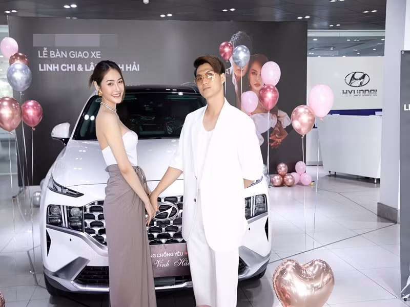 Linh Chi nhắn lời ngọt ngào đến Lâm Vinh Hải: "Mẹ biết ba là một người sống đơn giản không thích se sua. Nhưng để tiện cho việc ba đi quay, đi làm xa nên mẹ mua tặng ba chiếc xe đơn giản nhé. Đối với mẹ, ba xứng đáng được nhiều hơn thế này. Ba và mẹ đã cùng nhau trải qua nhiều khó khăn, vất vả, cùng nhau mọi lúc, mọi nơi, cùng nhau giải quyết nhiều biến cố. Và dù thế nào đi nữa, quan trọng nhất là hiện tại ba và mẹ vẫn cùng nhau. Từ giờ ba và mẹ sẽ cùng nhau hưởng thụ cuộc sống. Không văn vẻ, không hoa mỹ, chỉ mong ba của sắp nhỏ luôn vui vẻ, bình an".