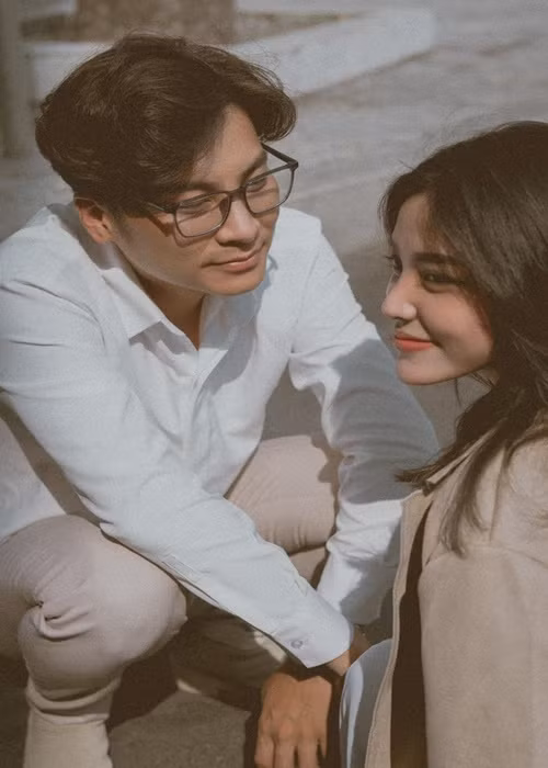 Cả hai nảy sinh tình cảm sau khi thực hiện một số bộ ảnh chung.