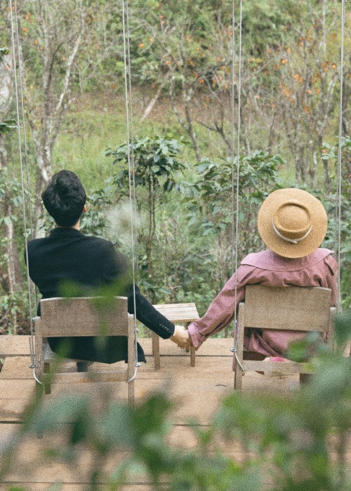 Khi mới công khai hẹn hò, Phi Hùng liên tục đăng ảnh bên Trần Yến. Sau đó, anh hạn chế khoe ảnh bên bạn gái.