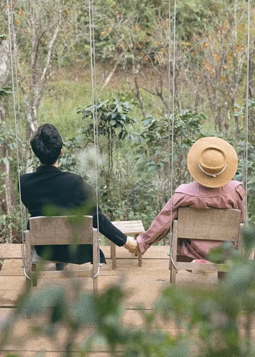 Khi mới công khai hẹn hò, Phi Hùng liên tục đăng ảnh bên Trần Yến. Sau đó, anh hạn chế khoe ảnh bên bạn gái.