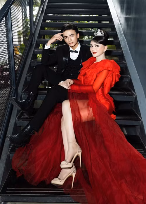 Sau khi chia tay Phi Hùng vào cuối năm 2021, Lâm Khánh Chi dính như sam với Song Duy.