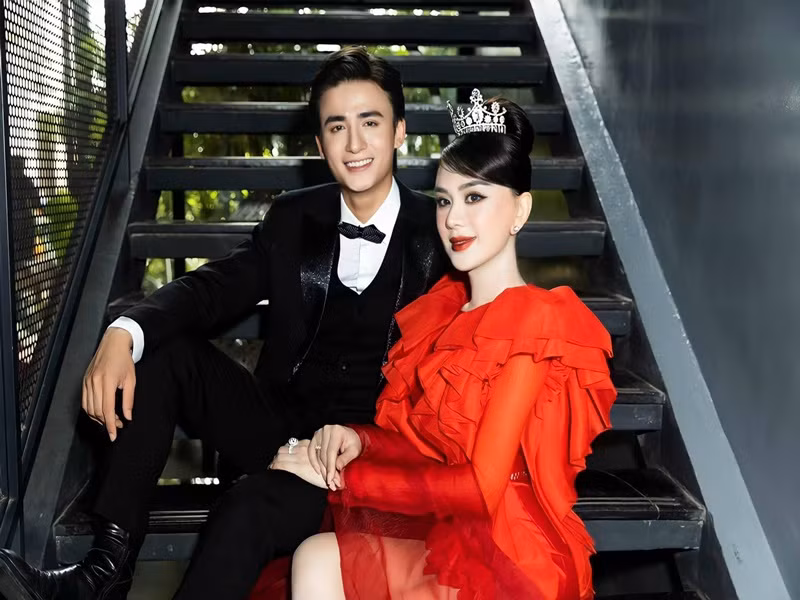 Nữ ca sĩ chuyển giới cho biết, Song Duy chỉ là trợ lý của cô.