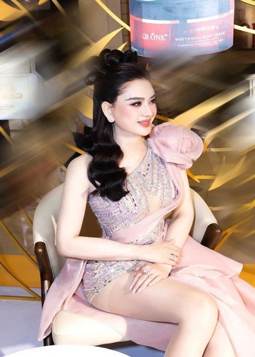 "Khánh Chi năm nay cưới, cuối năm sẽ lên xe hoa. Mấy chị có ủng hộ không? Hôm nay em đẹp quá phải không? Khán giả yêu thương Khánh Chi thì ủng hộ cuối năm nay Khánh Chi lên xe hoa lần nữa nha. Ủng hộ thì thả tim cho em", nữ ca sĩ cho hay.