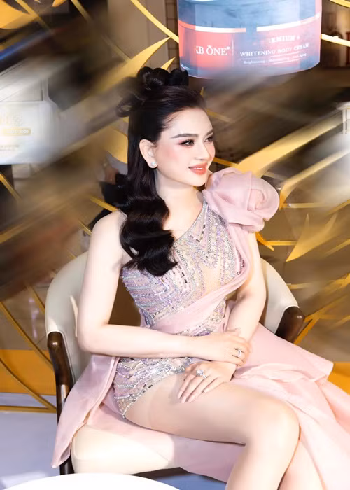 "Khánh Chi năm nay cưới, cuối năm sẽ lên xe hoa. Mấy chị có ủng hộ không? Hôm nay em đẹp quá phải không? Khán giả yêu thương Khánh Chi thì ủng hộ cuối năm nay Khánh Chi lên xe hoa lần nữa nha. Ủng hộ thì thả tim cho em", nữ ca sĩ cho hay.