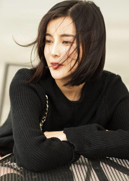 Bạn trai còn hết mực quan tâm đến bố mẹ của Cao Thái Hà. “Mỗi lần đi công tác nước ngoài, anh đều có quà cho ba tôi như sâm, thuốc bổ. Khi đi du lịch, anh tế nhị để tiền vào bao thư đưa cho ba mẹ tôi xài riêng dù tour đó, anh đã lo tất cả”, ”, nữ diễn viên từng kể. Ảnh: FBNV