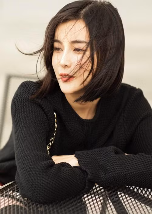 Bạn trai còn hết mực quan tâm đến bố mẹ của Cao Thái Hà. “Mỗi lần đi công tác nước ngoài, anh đều có quà cho ba tôi như sâm, thuốc bổ. Khi đi du lịch, anh tế nhị để tiền vào bao thư đưa cho ba mẹ tôi xài riêng dù tour đó, anh đã lo tất cả”, ”, nữ diễn viên từng kể. Ảnh: FBNV