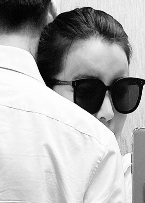 Dịp Valentine 2021, Cao Thái Hà đăng ảnh tình tứ với người đàn ông giấu mặt và chia sẻ: "Chính thức vượt qua giai đoạn tìm hiểu và xác định anh là người em muốn ở bên cạnh và già đi cùng anh. Happy Valentine". Ảnh: FBNV