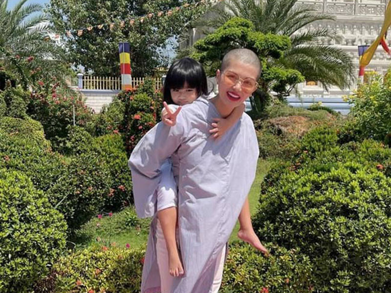 Không chỉ Việt Hương cạo đầu vì vai diễn, nhiều sao Việt cũng hy sinh mái tóc vì đam mê nghệ thuật. Hoa hậu Oanh Yến là một trong số đó. Ảnh: FBNV