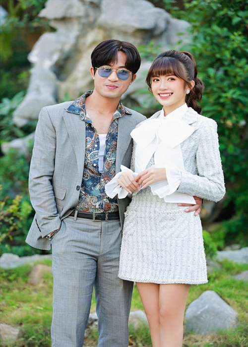 Cùng một lúc quay “Phố trong làng” và “Thương ngày nắng về”, Doãn Quốc Đam phải đội tóc giả trong “Thương ngày nắng về”. Ảnh: VOV